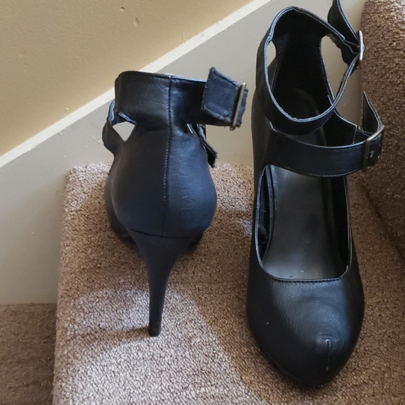 Shoes - Picture 2 of 3